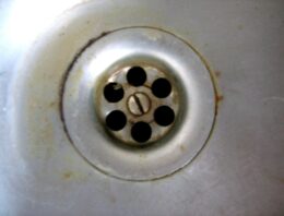 Comment utiliser l’ammoniac pour déboucher un évier