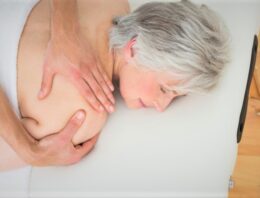 Un massage adapté aux séniors pour une détente physique et morale