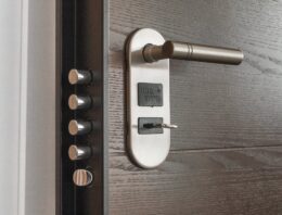 Comment renforcer la sécurité de la porte ?