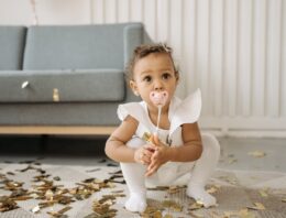 Quels accessoires pour bébé permettent de mieux vivre le quotidien parental ?